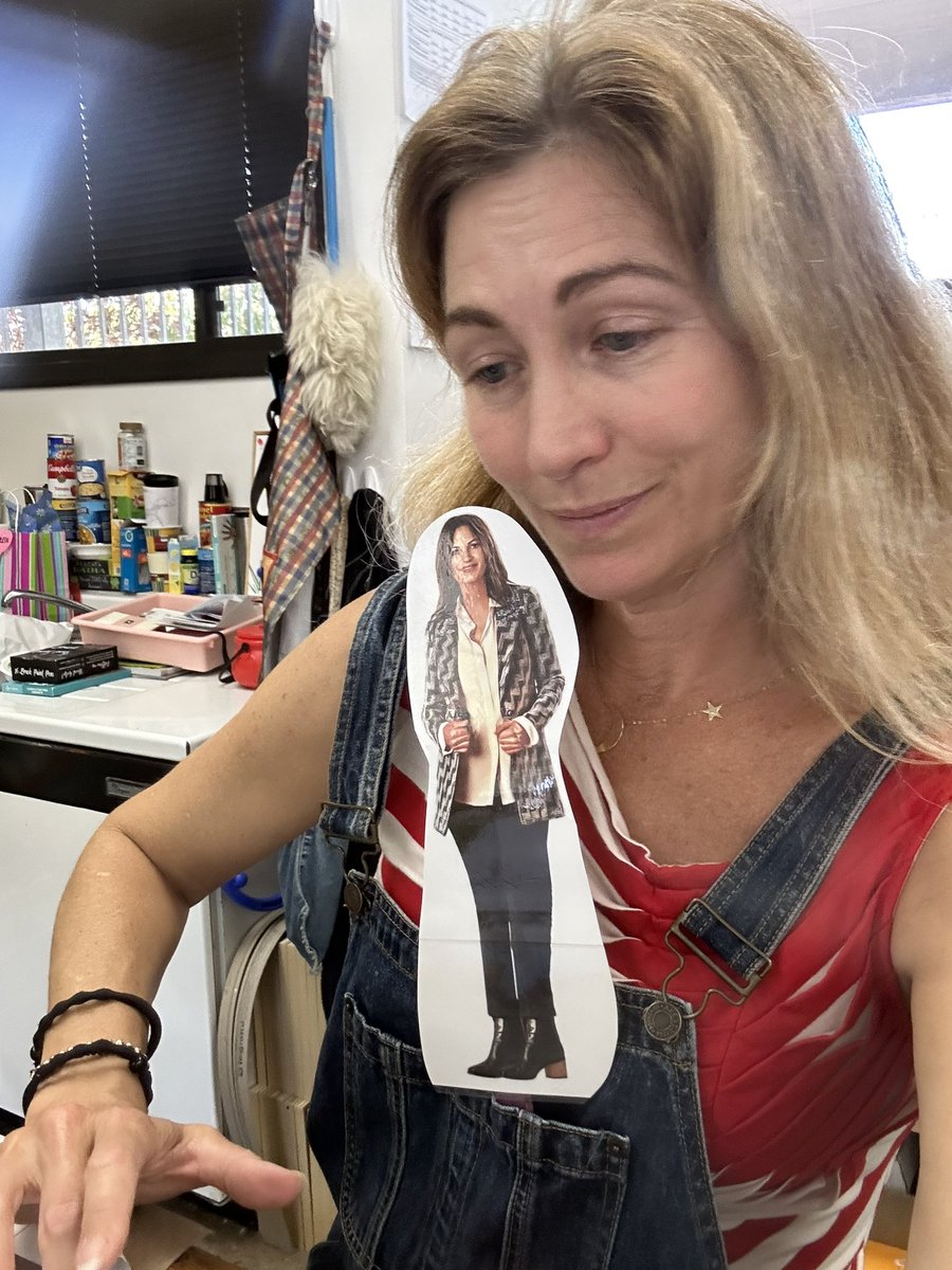 LaneBaima's tweet image. Alane you have been so busy these last few days! It’s time for you to celebrate now that you worked so hard in another year of kindergarten 😂🎉✏️ 🥂 #PostForPencils #flatAlane #adventureswithAlane #summerbreak gardening, you did report cards, memory books, and now peace out  ✌️