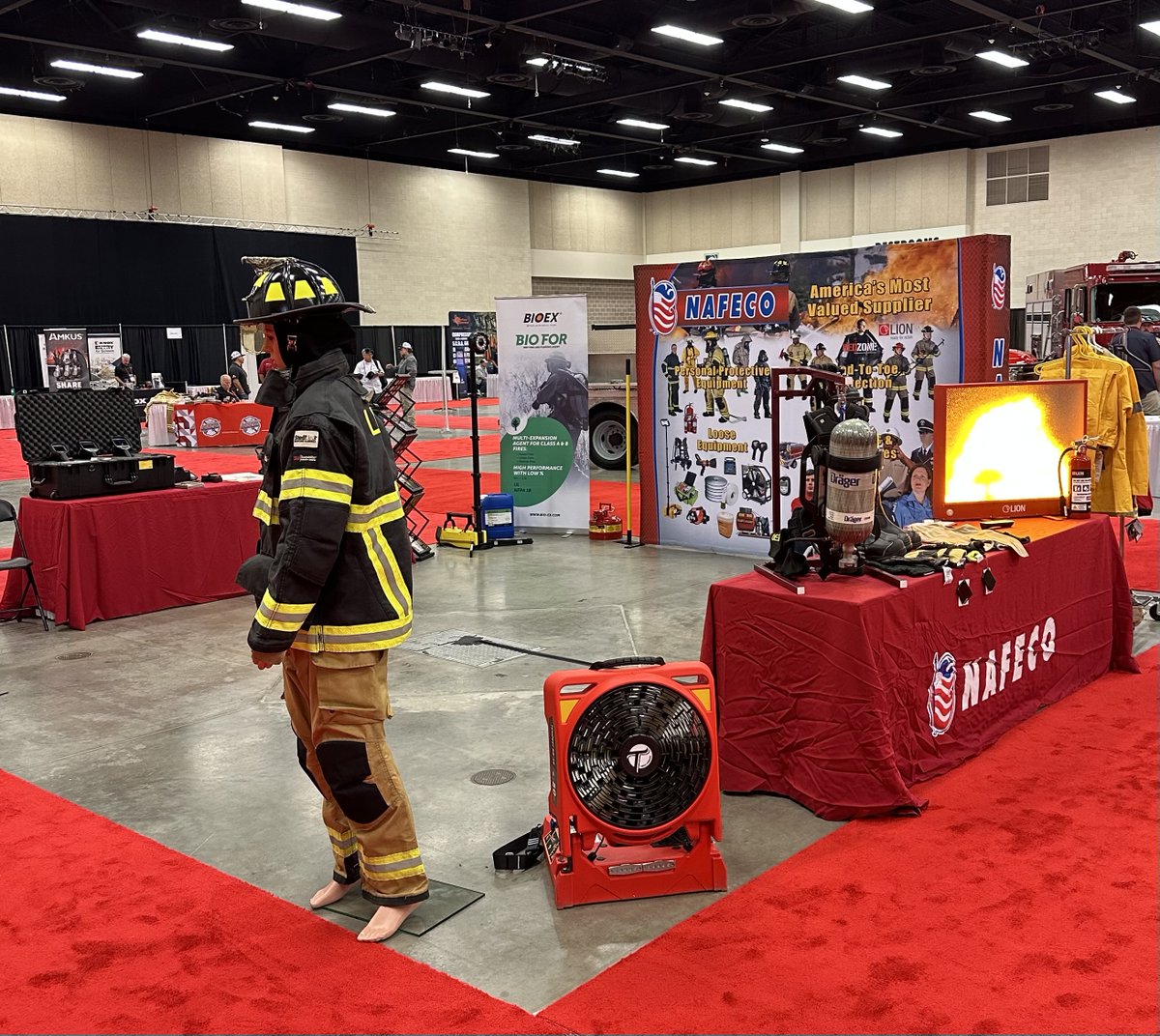 tempest_tech's tweet photo. All set up, and ready to make new friends last week at the NAFECO booth
#tempest #photooftheday #bioexfoam #fluorinefree #fff #firefighters #manufacturing #engineering #industry #factory #foam #firefightingfoam #foamconcentrate #firefoam https://t.co/BeZJShYNaj