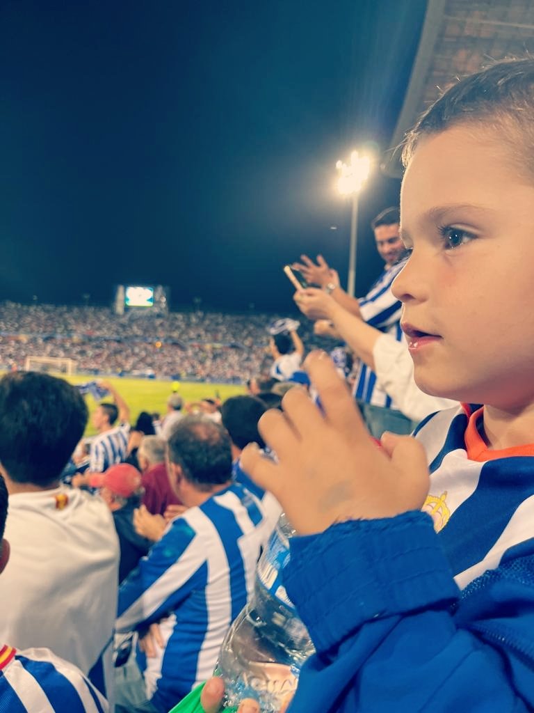 cinty899's tweet photo. Quédate con quién te mire así.
Con esa sonrisa asomando en su rostro, con ese brillo floreciendo en su mirada. Qué bonito es quererte 💙⚽@recreoficial https://t.co/Kwcgvs4WzH
