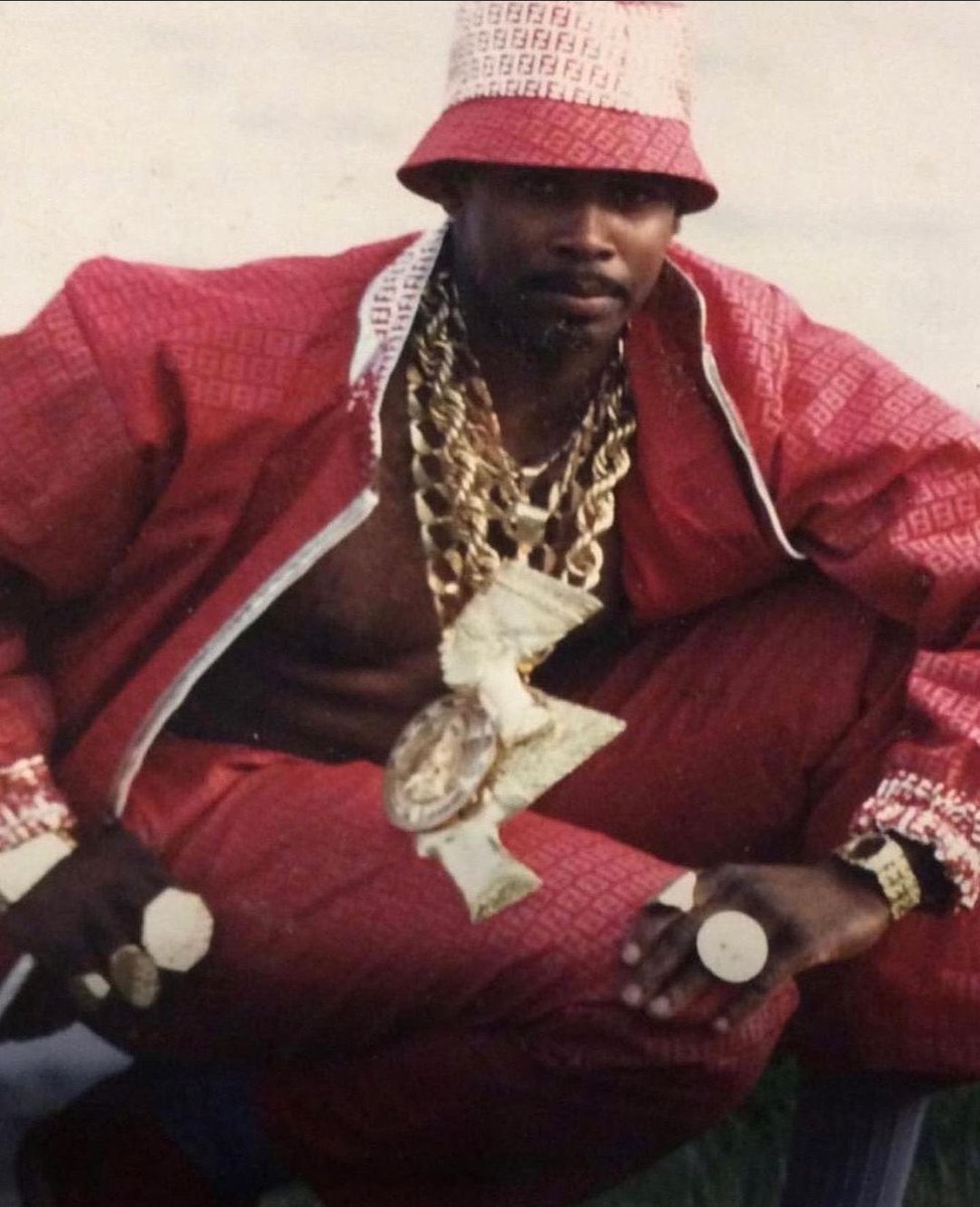 Rockkcustomz's tweet photo. Quick question: How did hiphop go from the Nefertiti piece to the Jesus piece? https://t.co/snOntXLPPL
