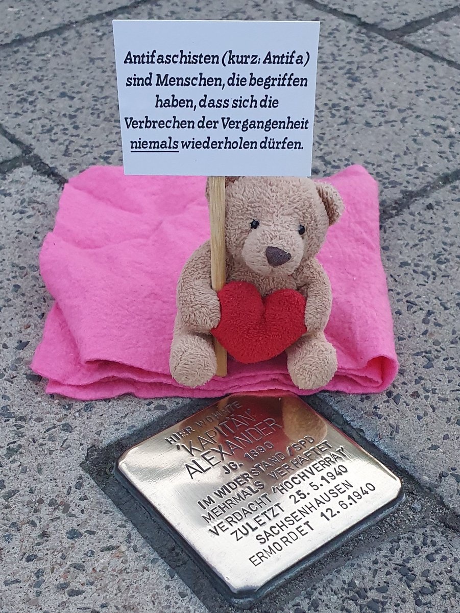 #KurtPutzt erinnert an einen verdienten #Antifaschisten, Karl 'Kapitän' #Alexander, der heute #OTD im #KZ #Sachsenhausen ermordet wurde.

Zum Gedenken gab es eine Putzaktion am #Stolperstein & eine #Kerze, die an #KapitänAlexander erinnert.

#Antifaschismus
#Antifa
#KeinVergessen