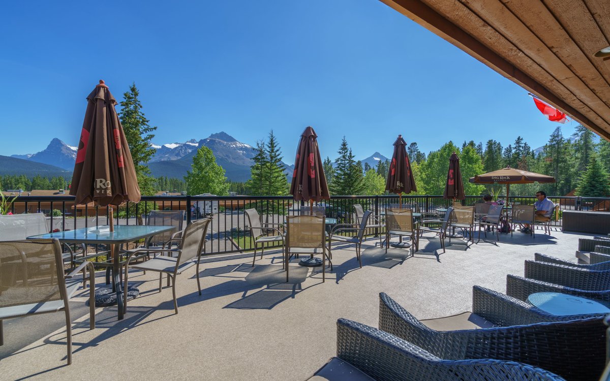 From the deck of the Parkway Pub, you’ll overlook some of the most spectacular sights in the #CanadianRockies. Breathtaking views of Mt. Sarbach and Mt. Murchison provide a postcard backdrop.
Check out our 2023 Menu:
thecrossingresort.com/features/parkw…

#icefieldsparkway #wheretoeat #alberta