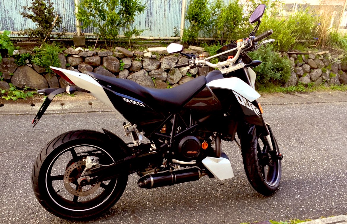 dencom23's tweet photo. ★も一度乗りたいドッカンバイク👍
★おもろすぎた。
モードをダイヤルで切り替えてたなー。
#ktm #duke690 https://t.co/zPGWFO3SSZ
