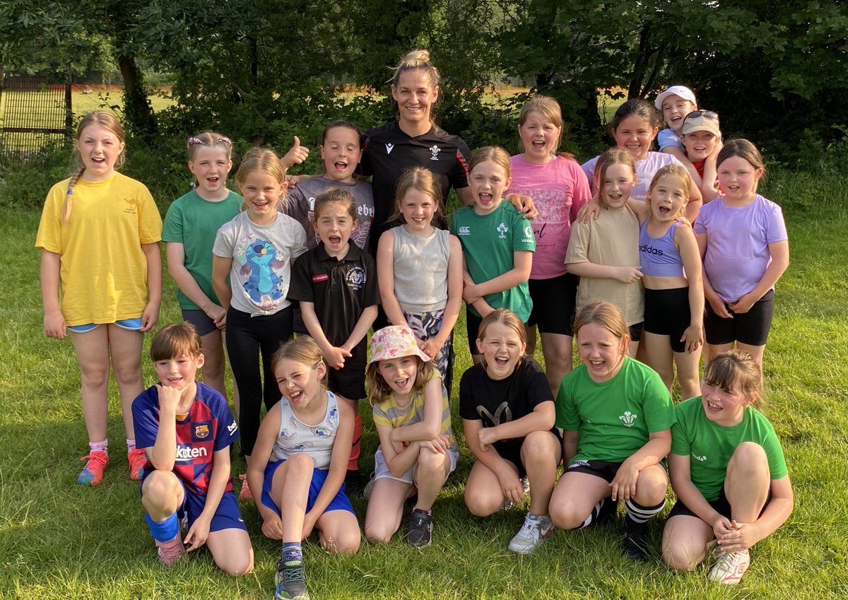 TrebanosRFCJuni's tweet photo. And to top off tonight’s Trebanos @ValleyFernsHub session the girls met current 🏴󠁧󠁢󠁷󠁬󠁳󠁿 international @KerinLake Diolch, thank you Kerin for inspiring our local girls. You are our hero 🌟 #125 #proudclub #girlsrugby #nextgeneration @WelshRugbyUnion https://t.co/1PrgztYyMG