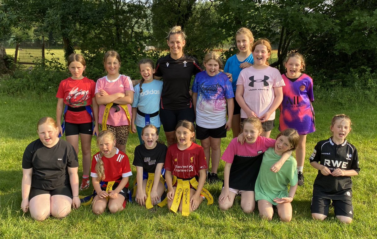 TrebanosRFCJuni's tweet photo. And to top off tonight’s Trebanos @ValleyFernsHub session the girls met current 🏴󠁧󠁢󠁷󠁬󠁳󠁿 international @KerinLake Diolch, thank you Kerin for inspiring our local girls. You are our hero 🌟 #125 #proudclub #girlsrugby #nextgeneration @WelshRugbyUnion https://t.co/1PrgztYyMG