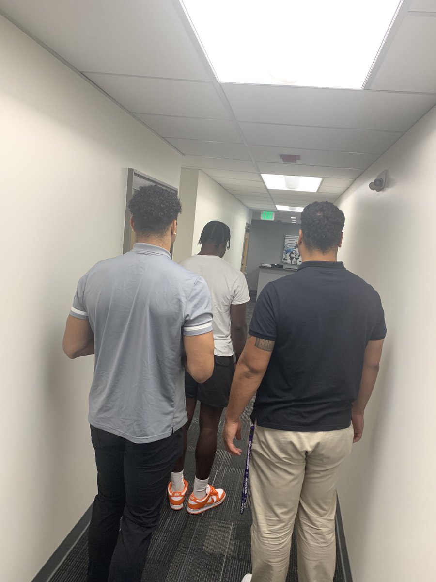 cat_clark's tweet photo. I love my team of interns this year. The future is bright! ⁦@mjayale20⁩ ⁦@Quentinmoore88⁩ ⁦@millyrockjr⁩ ⁦@UW_Football⁩ ⁦@PlayerProMorgan⁩ 💜💛🏈 https://t.co/ZHayemettx