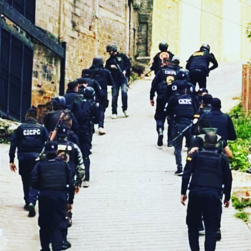 DouglasRicoVzla's tweet photo. Labores de investigaciones permitieron la aprehensión de 18 delincuentes en la Región Central del país. 
https://t.co/cGarQZrVgx
@NicolasMaduro @delcyrodriguezv @CeballosIchaso1 
#3AñosDeSecuestro https://t.co/q4yuWCcjmn