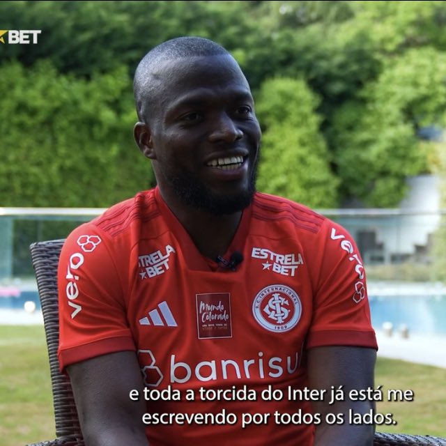 sciphotos_'s tweet photo. “Não fui anunciado ainda é a torcida do Inter já está me escrevendo a todos os lados” 

😂😂😂 https://t.co/rpF1Jj380U