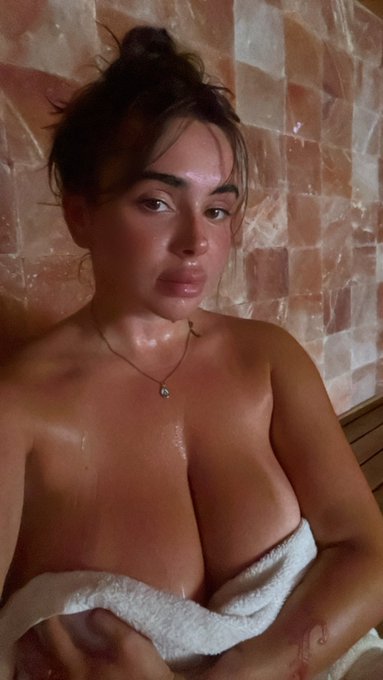 Sauna girl 🌶️ https://t.co/YsHj871KKD