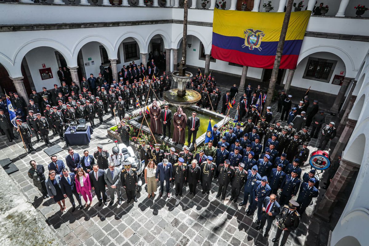 Presidencia_Ec's tweet photo. Con la participación del presidente @LassoGuillermo se conmemoró el 60 aniversario de la Inteligencia Militar Ecuatoriana. En este acto castrense se reconoció el arduo trabajo que realiza este grupo especial de las @FFAAECUADOR en defensa de la institucionalidad y la democracia. 
El Primer Mandatario destacó el compromiso y lealtad que cumple Inteligencia Militar en sus tareas de investigación, fundamentales para luchar contra el crimen organizado.