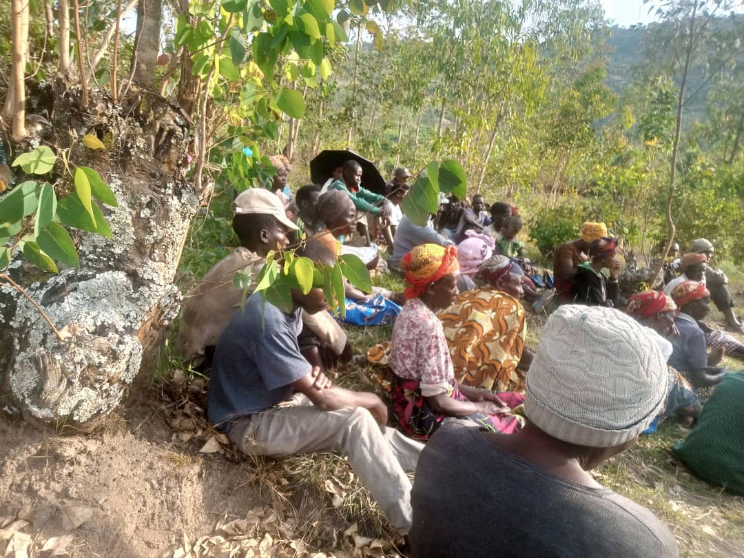 MarieClairecla's tweet photo. #Localhelpinglocals people are  gathering together discussing on the ways for sustainable development from their available resources they have. They really know what they want that's why the projects they can choose will sustain.
@CorpsAfricaRda V @RwandaLocalGov @LODARwanda https://t.co/PGydfnEKds