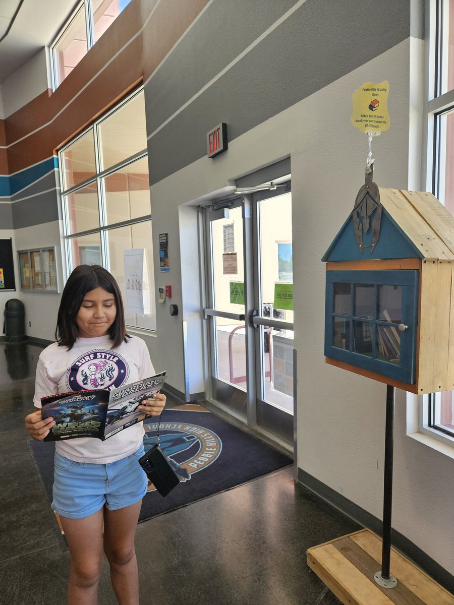 A future Spartan visited our @PHills_HS Lending Library. A @jpb_coyotes_BES Coyote is kicking off her Summer literacy the right way! Thanks @DTafoya_LMS #RISE #thisisSPARTA #SpartanSCEI 📚 📖