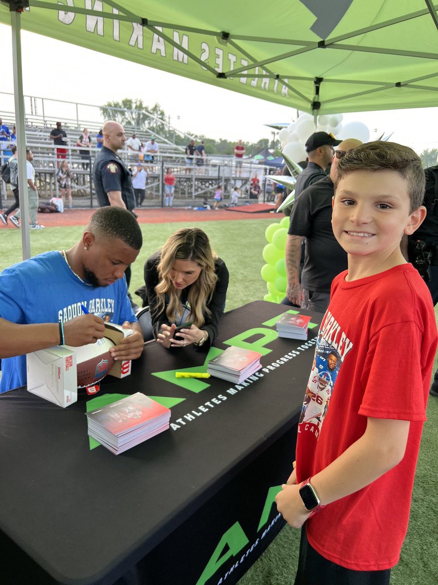 GinaMaria1228's tweet photo. @AMPTevents this smile says it all!  Thank you for an incredible day!! 
@saquon @Giants @NYGiants_Talk @NYGiantsRush 
#saquon #saquonbarkley #amptevents #ampt #football #youth #NYGiants https://t.co/4X7LBfpvpL