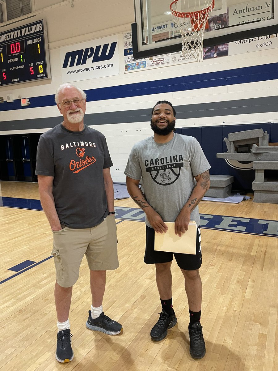 BulldogsBB843's tweet photo. Thanks to legendary coach Barry Triplett for stopping by today ! https://t.co/UIkthugwFs