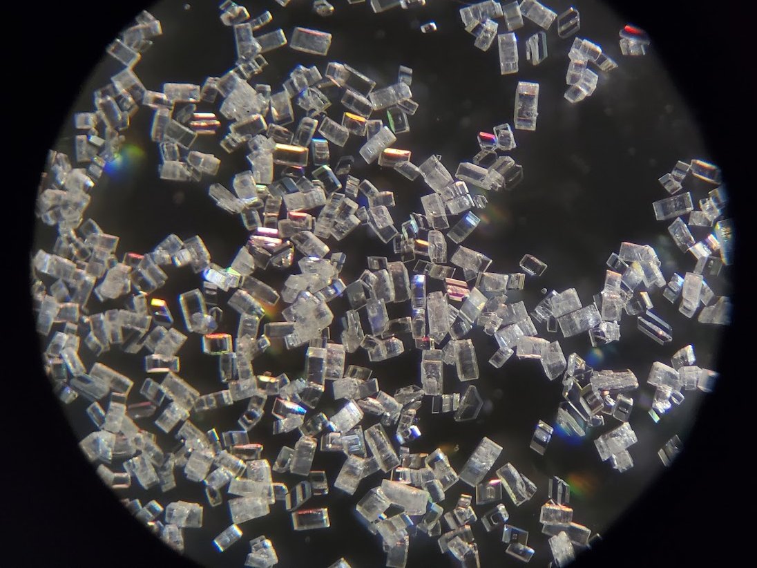 Look at these tiny MOF prisms...

#MOFs #crystals #rainbow