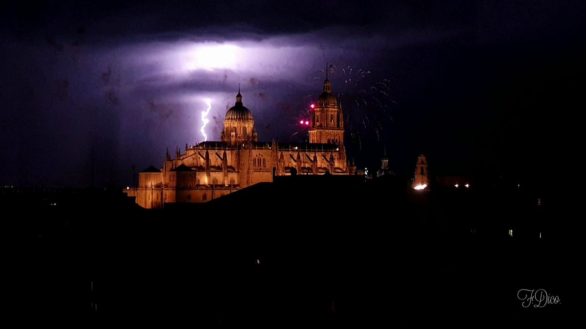 FerCores_11's tweet photo. Fuegos y Tormenta. Salamanca. https://t.co/BexmcjJcRV