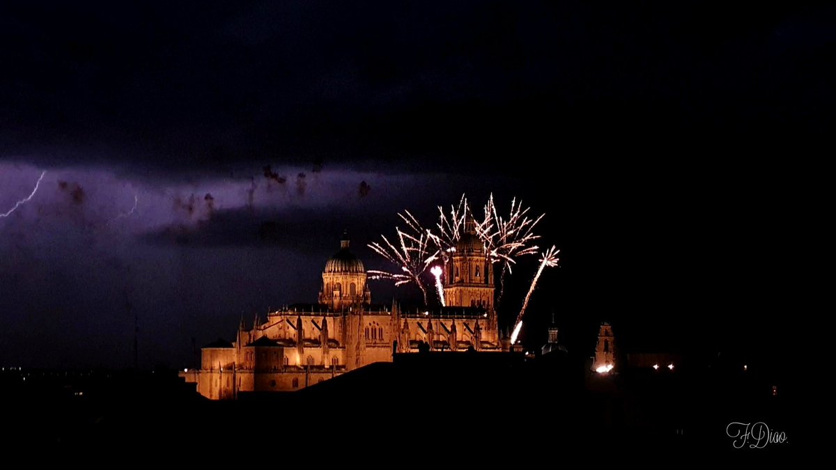 FerCores_11's tweet photo. Fuegos y Tormenta. Salamanca. https://t.co/BexmcjJcRV