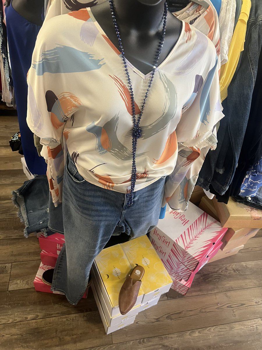 Another beautiful outfit idea!

🦋Top only available in sizes XL, 1X and 2X
👖Only a few sizes left in jeans

#outfitideas4you #plussizes #vneck #jeans #cognacsandals
