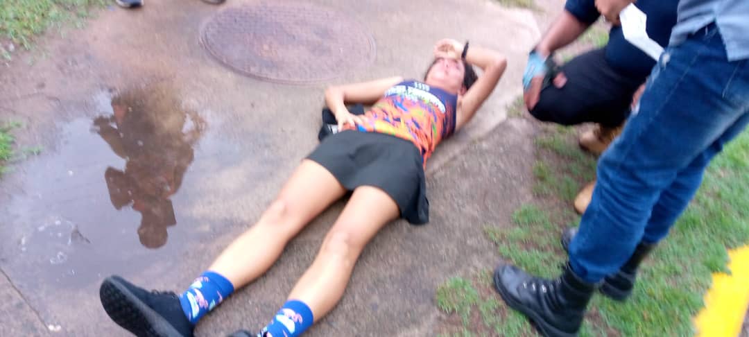 DiarioPrimicia's tweet photo. #ReportePRIMICIA | #12Jun 

Una ciclista resultó herida tras ser arrollada por un motorizado en la vía Colombia, adyacente a la carpa. La mujer fue atendida por paramédicos de Saem Bolívar, quienes la trasladaron al Hospital Uyapar. https://t.co/xfolujLeXG