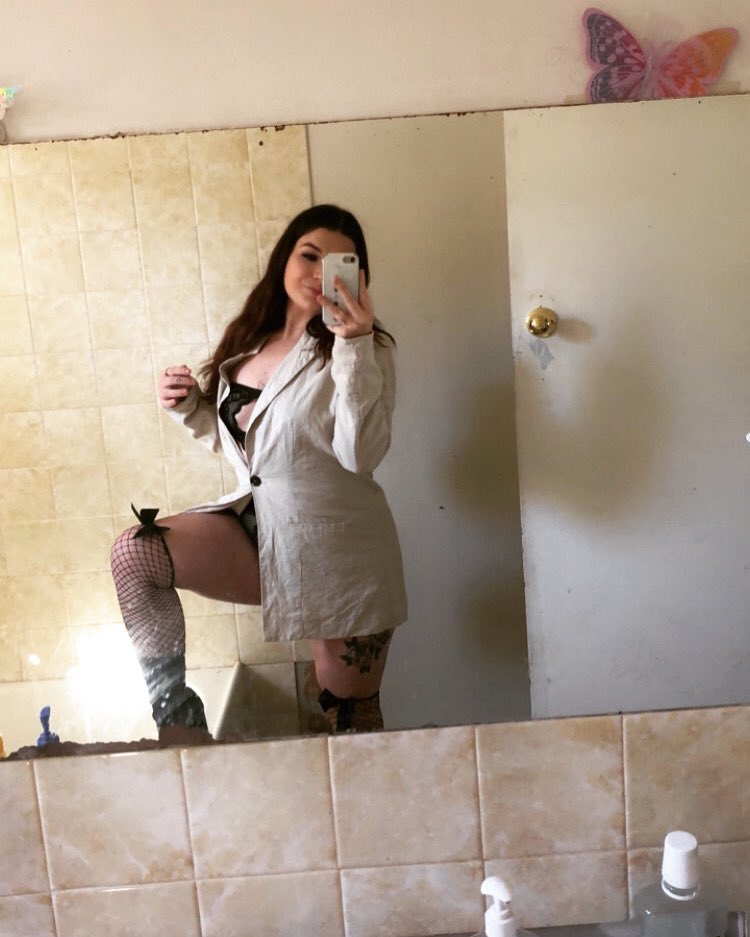 kinkme222's tweet photo. Queen of the south😉 what do you think I got upto after this? Cum check it out🤤💦
#mafiacosplay #badgirl #WetDream #queenofthesouth https://t.co/IGqu8tIPI9