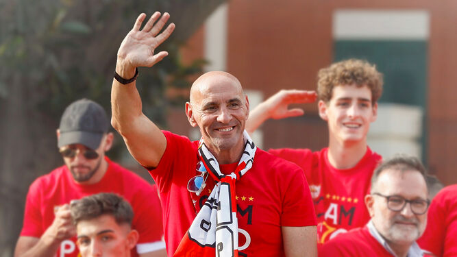 butacondelgarci's tweet photo. Al final, el amor por un escudo no basta. Al final, los que se quedan sois vosotros, sevillistas, aficionados de sol y lluvia. Al final, la oferta predomina sobre todo pues para eso eres un profesional, de los mejores. Pero no más golpes de pecho, Ramón. Suerte en Birmingham. https://t.co/VDxVTWsbrH