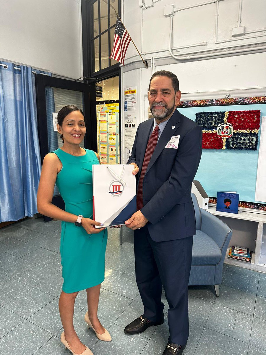 PS132jpd's tweet photo. Gracias al Cónsul General de la República Dominicana Honorable Eligio Jacquez por visitarnos en P.S. 132! Pudimos compartir cómo nuestros estudiantes se han estado preparando para la gran inauguración de nuestro laboratorio de hidroponía. ¡Qué gran visita!
#STEM #hydroponics https://t.co/qQrIdmiFyZ