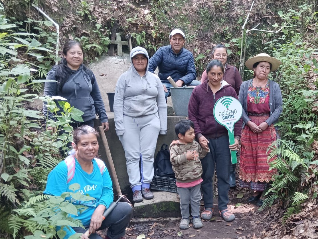 inabguatemala's tweet photo. Junto a los #AmigosDelBosque reforestamos áreas de recarga hídrica en #Totonicapán. del comité de Agua de la comunidad de Patzite No. 1, plantamos 300 árboles de pino blanco y pino colorado cerca de los 11 nacimientos de agua potable que abastecen a comunidades cercanas.#RegionVI https://t.co/AEe9GjC6lf
