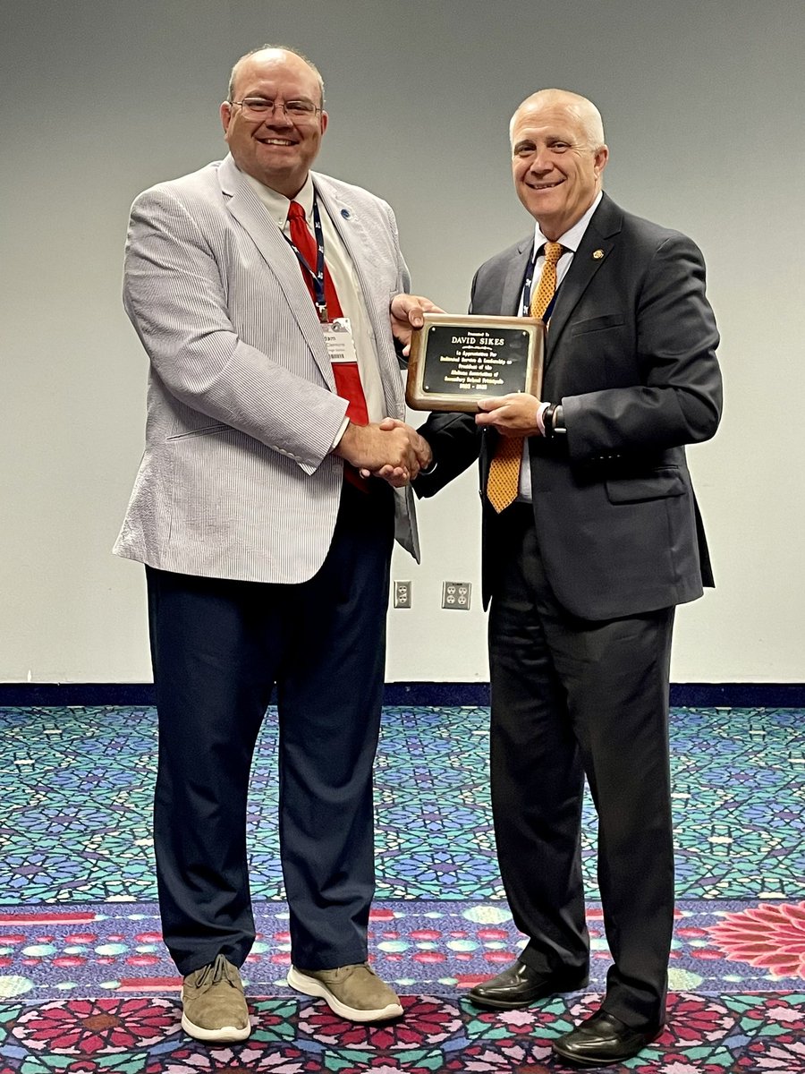 The passing of the gavel! Incoming AASSP President @AdamBClemons gives outgoing President David Sikes a plaque in appreciation for his service to AASSP. Also pictured, Past Pres. @AndreaLDennis, Vice Pres. @Seth_Taylor_18, & VP-Elect @brtittle. @clasleaders @Othell