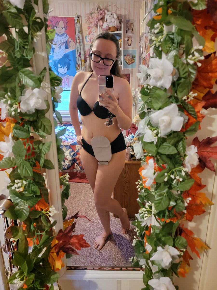 This is the first time I've worn a bikini since getting my ileostomy. I'm so happy with how my surgery scars are healing up! #CrohnsDisease #Ostomy #DisabilityTwitter

I'm ready for my hot girl summer arc! 🏖️🔥