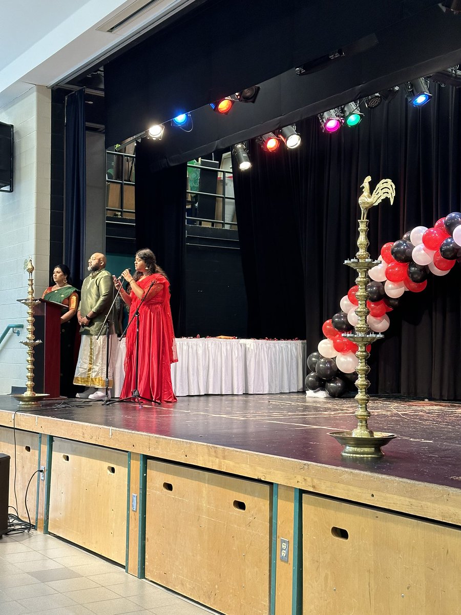 uukkamathu's tweet photo. Beautiful renditions of “O Canada” and “Tamil Thai Vazhthu” by our talented #yrdsb students! #ukawardsofexcellence #uukkamathukaividale https://t.co/vtHCysyJgD