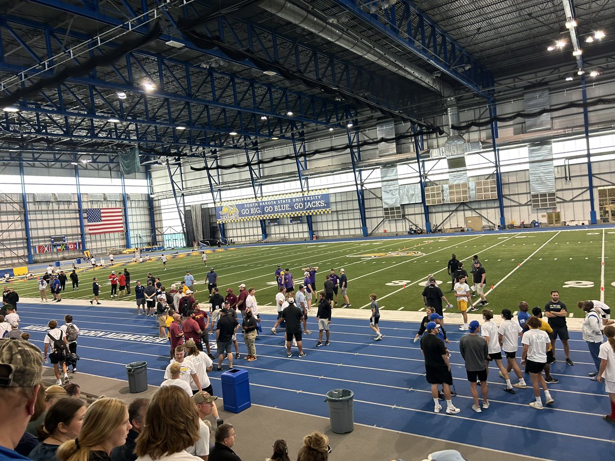 ZachEly13's tweet photo. Huge thank you to @patcashmore and the @GoJacksFB staff for an amazing camp! Was able to work on the smaller aspects of snapping within a talented group! Some consecutive snaps with the fastest being at .69⬇️ #EagleDNA #SOHA #GoJacks @BroomfieldFtbl @OneOnOneCO @CaptainKirk02 https://t.co/7WiANbJSh1