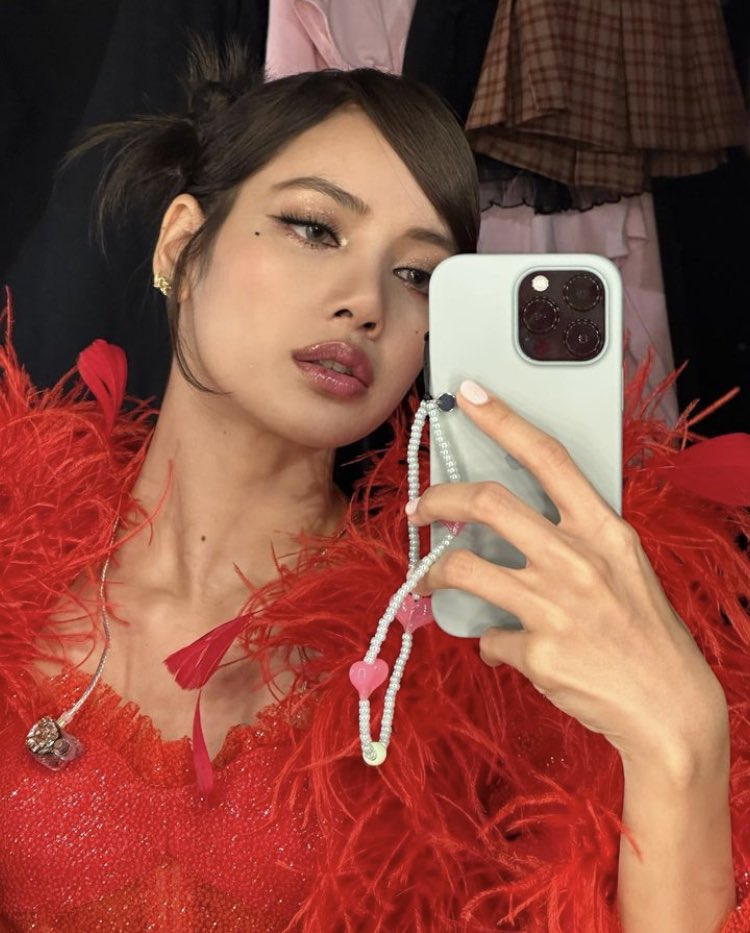 LISANATIONS_'s tweet photo. “Happy to finally be back in Melbourne! I’m not ready to leave this city yet🫣 gonna miss you guys so so much💘”

LISA ENCHANTS MELBOURNE https://t.co/adIdKQW8Lm