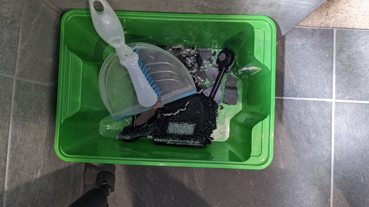 drdadmike's tweet photo. Would have thought @SalterUK scales might have been shatterproof... Whoops https://t.co/zgCPGCERI4