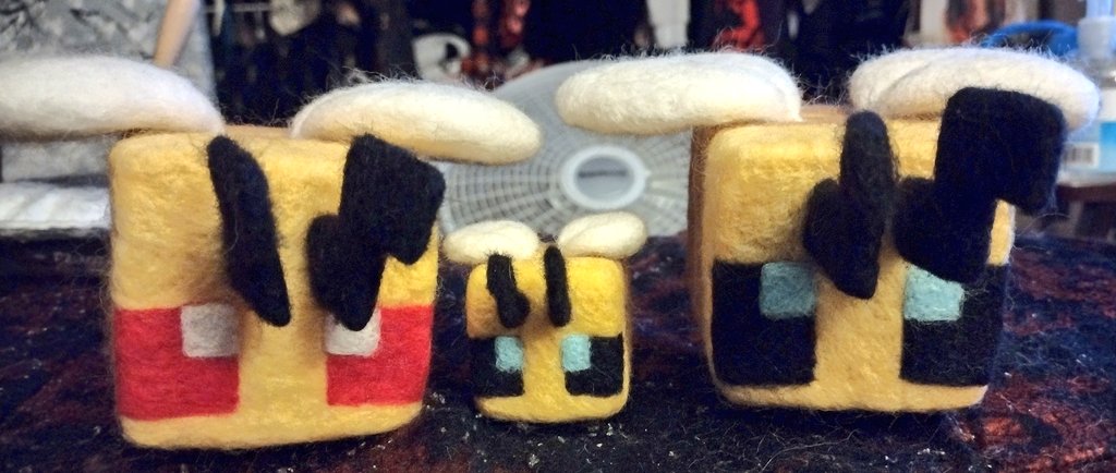 boople_snoot9's tweet photo. ✨Finished the little Minecraft bee family! The little one is my favorite and the little bee toes lol✨
#minecraftbees https://t.co/g6ihetyws4