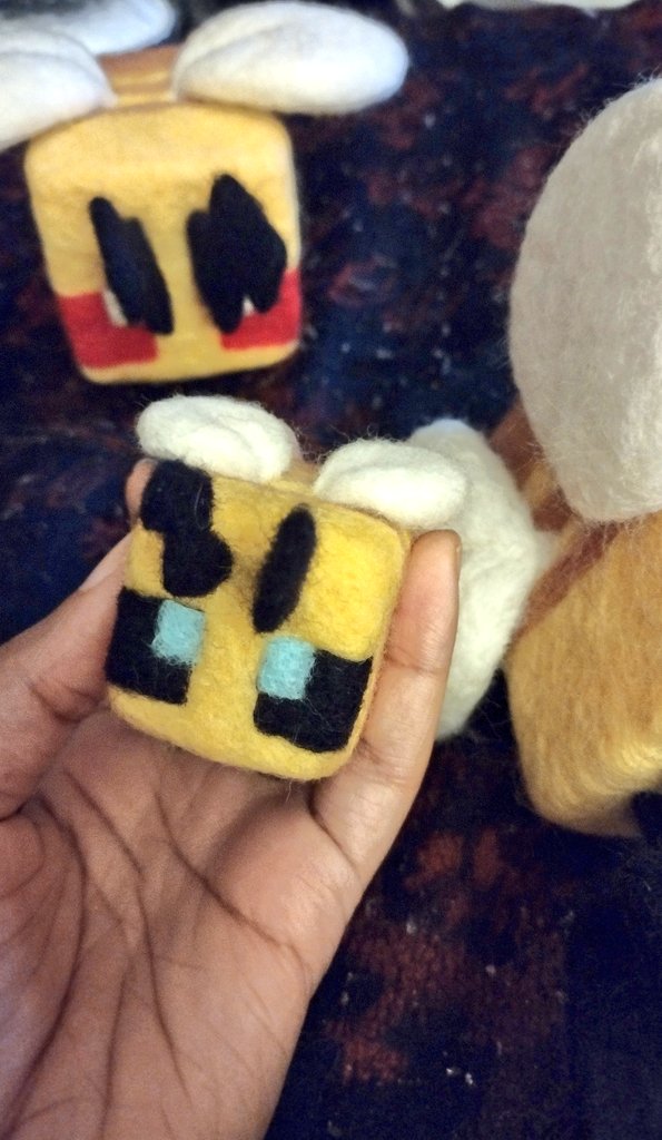 boople_snoot9's tweet photo. ✨Finished the little Minecraft bee family! The little one is my favorite and the little bee toes lol✨
#minecraftbees https://t.co/g6ihetyws4