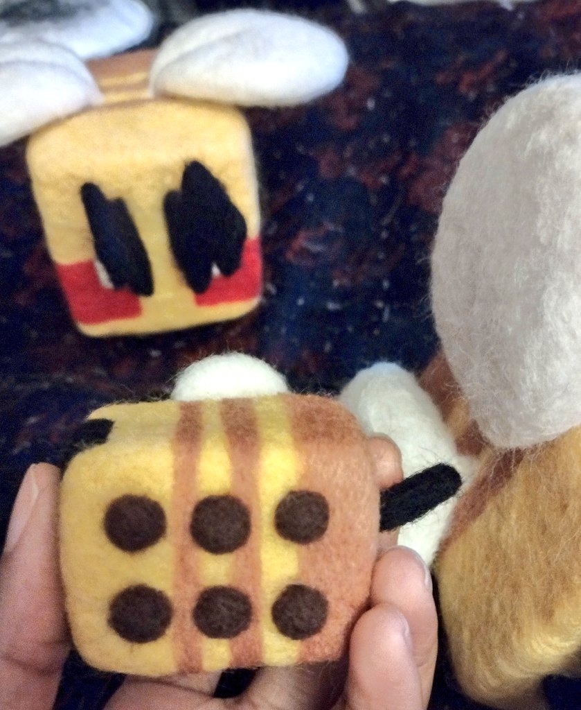 boople_snoot9's tweet photo. ✨Finished the little Minecraft bee family! The little one is my favorite and the little bee toes lol✨
#minecraftbees https://t.co/g6ihetyws4