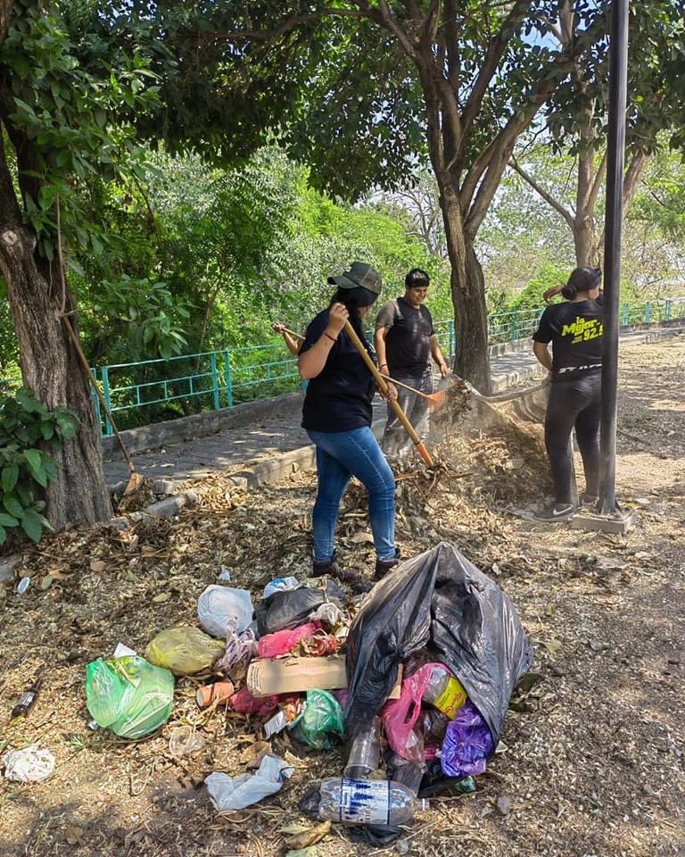 ColimaMunicipio's tweet photo. ¡Con #TusImpuestosTrabajando estamos limpiando la capital!
Atendimos el jardín vía láctea para tener el #ColimaLimpio que queremos. https://t.co/WrvV5f290p