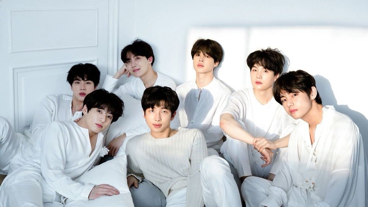 taecr_'s tweet photo. Gracias por su música inspiradora, por sus mensajes de amor y aceptación y por ser una fuente constante de alegría y esperanza en nuestras vidas.  
Feliz décimo aniversario BTS y que vengan muchos más, sobre todo gracias por una década increíble. https://t.co/ckZqrNgG6f
