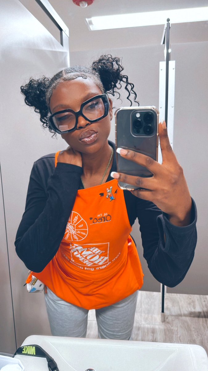 Liloreos's tweet photo. @ariijosephine All the pretty girls work at depot 😂😭 https://t.co/wWGSpYXeOa