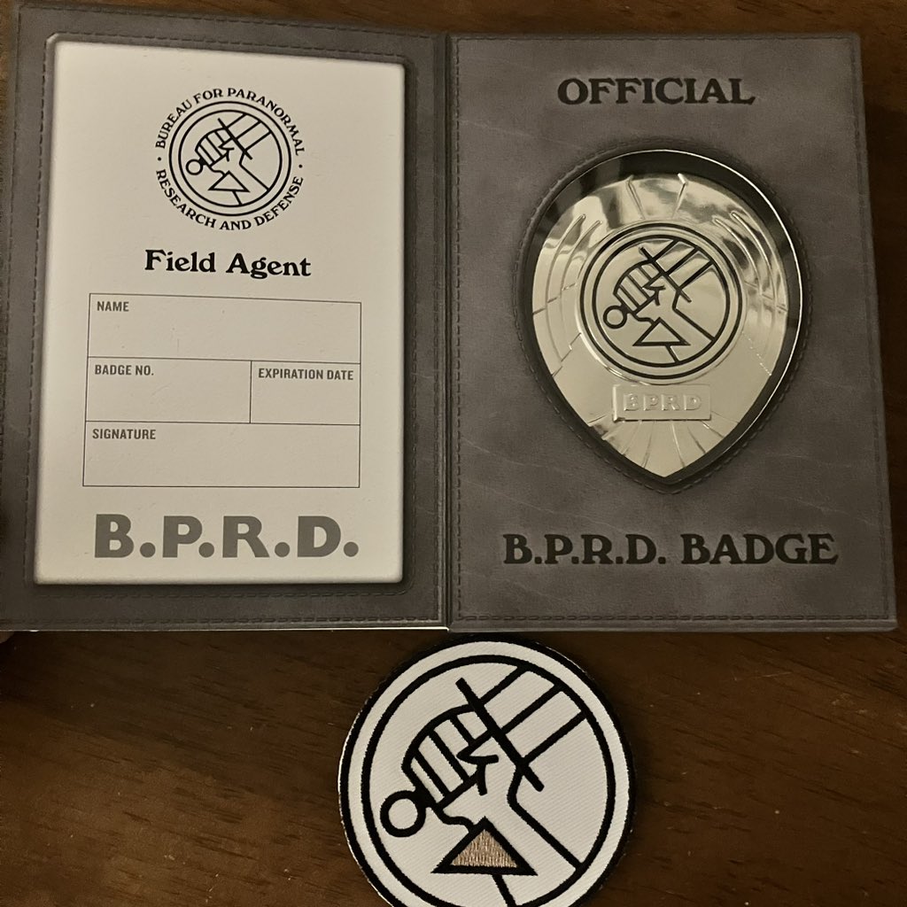 Mailcall 🔥@SkeltonCrew #hellboy #hellboybookclub #skeltoncrewstudios #mikemignola #bprd #darkhorsecomics #bprdbadge #propreplica