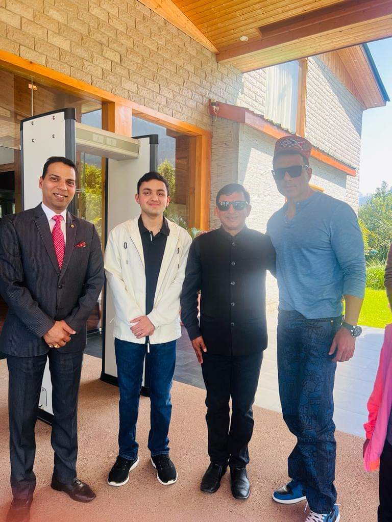 VarunKu49910994's tweet photo. प्रसिद्ध अभिनेता व गरीबों के मसीहा @SonuSood जी घूमने के लिए मनाली पहुंचे ... https://t.co/3lf8DzWp0z