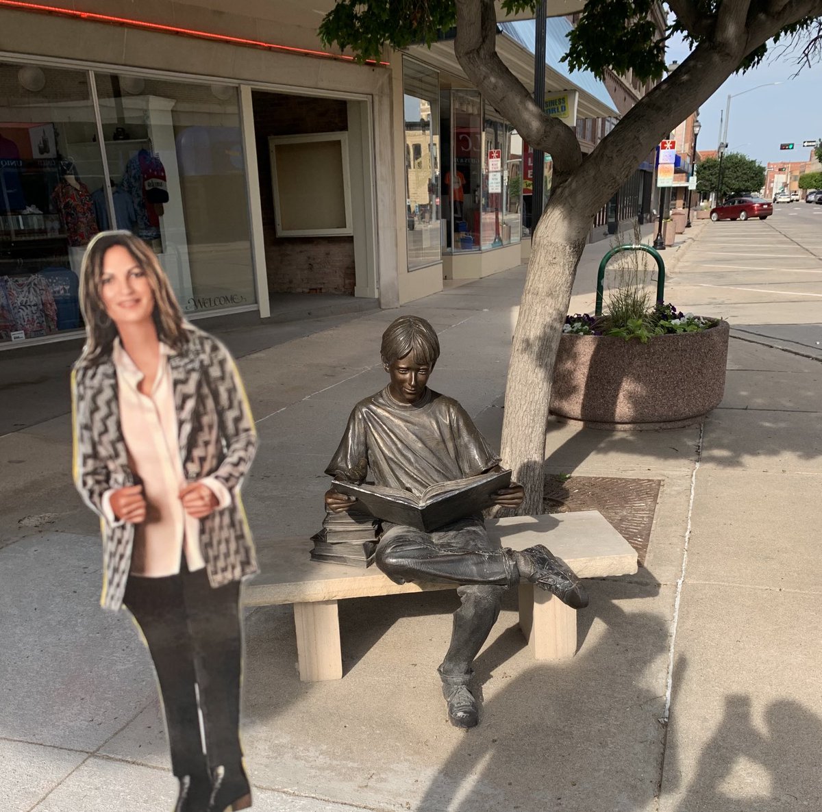 MissSally02's tweet image. She’s absolutely in her element. #flatAlane #AdventureswithAlane #PostForPencils  Inspiring the youth to keep reading ❤️