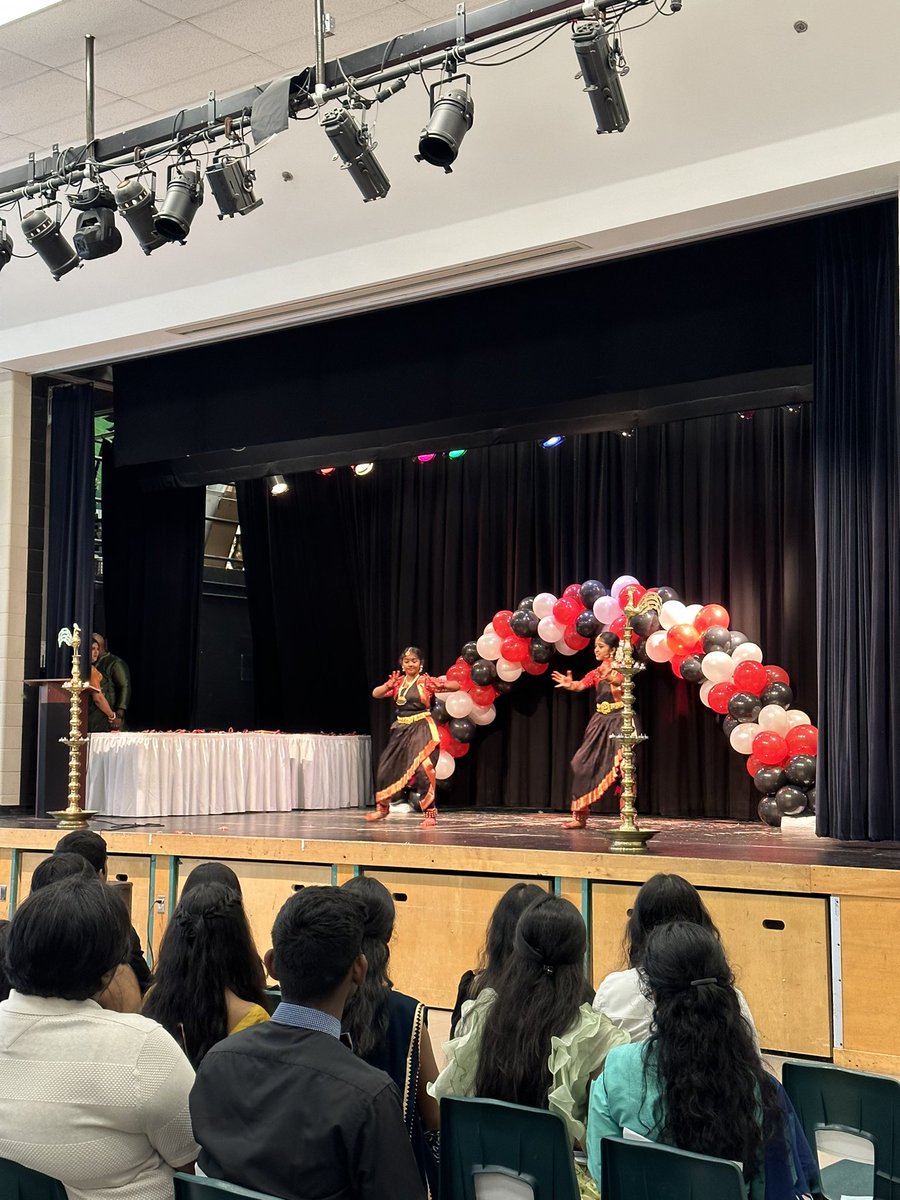 uukkamathu's tweet photo. Magnetic Bharathanatyam performance by our #YRDSB students at the #ukawardsofexcellence #uukkamathukaividale https://t.co/juyygC7GbT