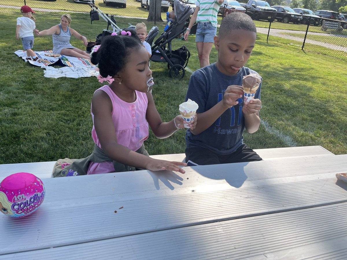 SciFiKam's tweet photo. Thoroughly enjoyed the Food Truck Festival this weekend #EastHanoverPBA … our faves were Cat Like Reflexes (best loaded fries 🍟 ever) &amp; Nathan’s https://t.co/Klaziq3Ibg
