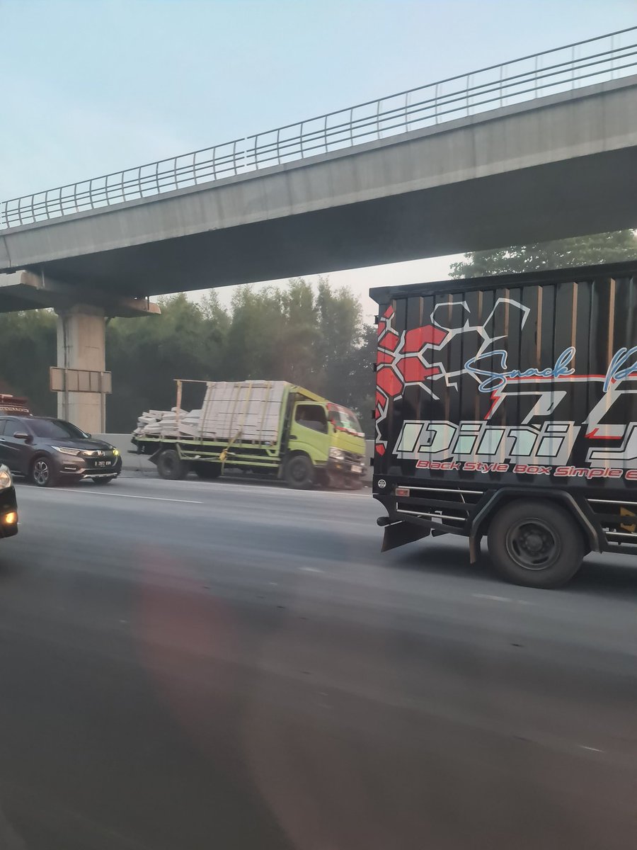 estu_arini's tweet photo. Tersendat km 7 tol japek arah cikampek ada kecelakaan truk (posisi kendaraan sudah di bahu jalan) @RadioElshinta https://t.co/wLQOpIab4B