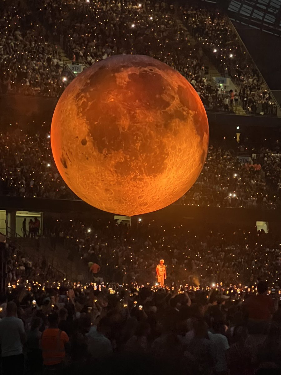 saphfii's tweet photo. after years of waiting, finally got to see the weeknd with my favourite person @Octotroph https://t.co/mXKfSmUyLb