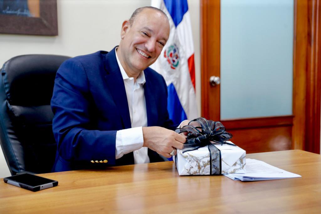 ulisesrodg's tweet photo. Muchas gracias por todas sus felicitaciones y bendiciones, en especial al equipo de @ProIndustriaRD por la grata sorpresa. https://t.co/Icj5rIfKtb