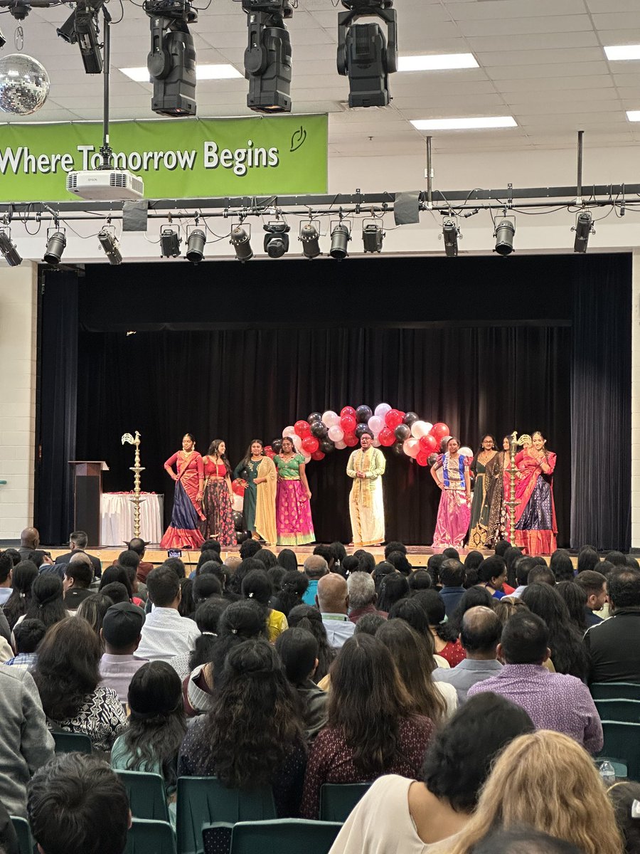 uukkamathu's tweet photo. Beautiful Tamil outfits on display during the Tamil Heritage Fashion Show from our #YRDSB students from @BillHogarthSS! #ukawardsofexcellence #uukkamathukaividale https://t.co/NbqKefqqg7