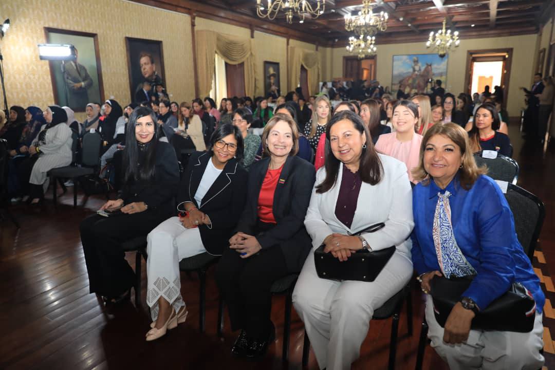 gestionperfecta's tweet photo. El Encuentro de Mujeres Intelectuales e Influyentes con la Primera Dama de la República Islámica de Irán, Jamileh Alamolhoda, en Caracas, nos permitió interactuar acerca de la importancia de la lucha femenina para el desarrollo de los pueblos del mundo.

#IránYVenezuelaUnidas https://t.co/ESBKui0Jl1
