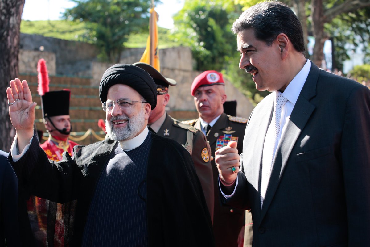 NicolasMaduro's tweet photo. Recibimos con honores al Presidente de la República Islámica de Irán, Seyed Ebrahim Raisi, a quien le damos la bienvenida a nuestra Patria. Una visita que fortalece los profundos lazos de hermandad, en el marco de las relaciones políticas, económicas, comerciales y culturales, entre nuestras naciones.